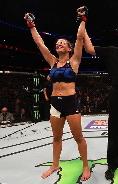 Veja imagens da grande vitria de Miesha Tate (roupa preta) sobre Jessica Eye