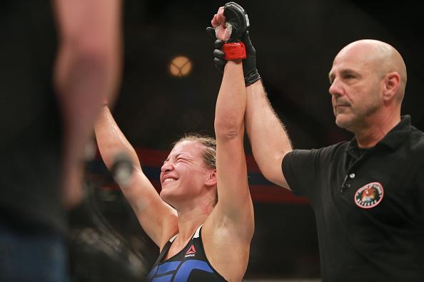 Veja imagens da grande vitria de Miesha Tate (roupa preta) sobre Jessica Eye