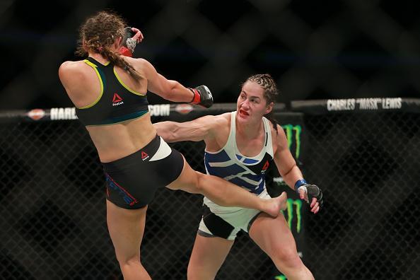 Veja imagens da grande vitria de Miesha Tate (roupa preta) sobre Jessica Eye