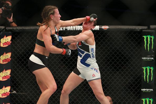 Veja imagens da grande vitria de Miesha Tate (roupa preta) sobre Jessica Eye