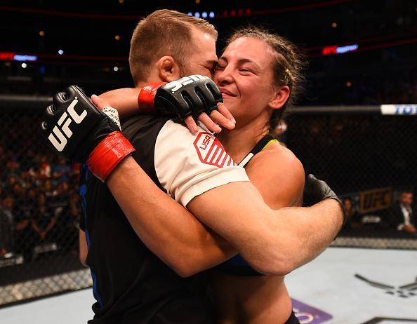 Veja imagens da grande vitria de Miesha Tate (roupa preta) sobre Jessica Eye