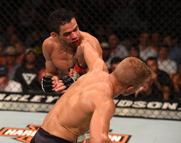 Confira fotos do massacre de TJ Dillashaw sobre Renan Baro no UFC em Chicago
