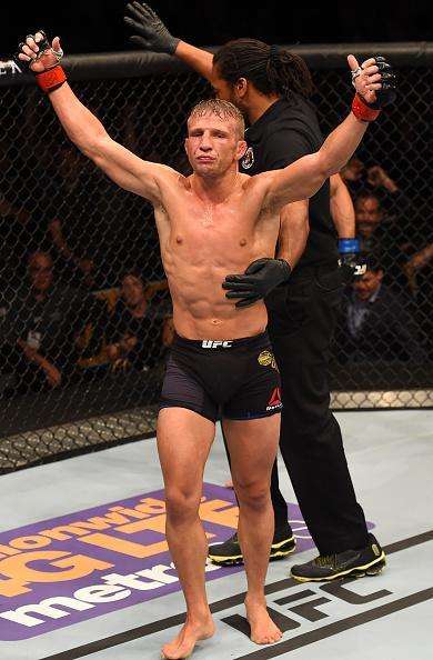 Confira fotos do massacre de TJ Dillashaw sobre Renan Baro no UFC em Chicago