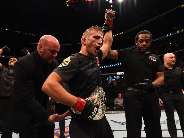 Confira fotos do massacre de TJ Dillashaw sobre Renan Baro no UFC em Chicago