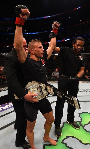 Confira fotos do massacre de TJ Dillashaw sobre Renan Baro no UFC em Chicago