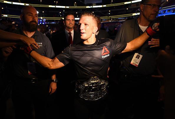 Confira fotos do massacre de TJ Dillashaw sobre Renan Baro no UFC em Chicago