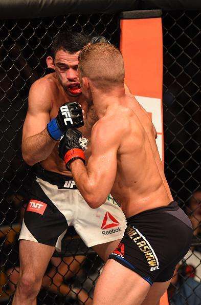 Confira fotos do massacre de TJ Dillashaw sobre Renan Baro no UFC em Chicago