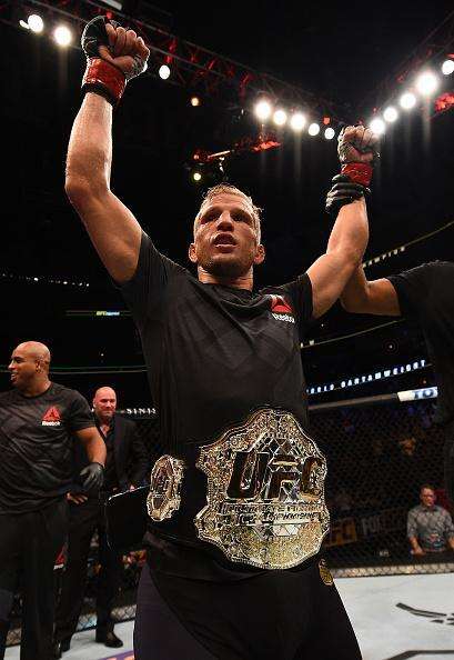 Confira fotos do massacre de TJ Dillashaw sobre Renan Baro no UFC em Chicago