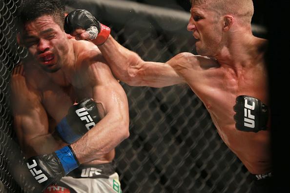 Confira fotos do massacre de TJ Dillashaw sobre Renan Baro no UFC em Chicago