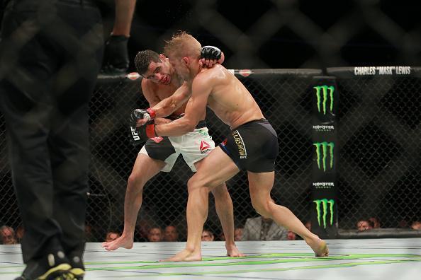 Confira fotos do massacre de TJ Dillashaw sobre Renan Baro no UFC em Chicago