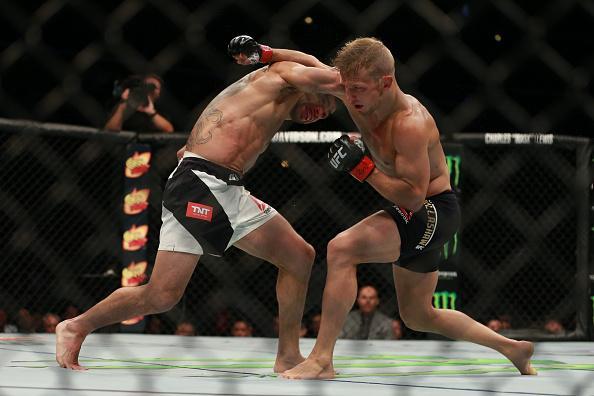 Confira fotos do massacre de TJ Dillashaw sobre Renan Baro no UFC em Chicago