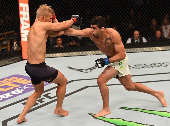 Confira fotos do massacre de TJ Dillashaw sobre Renan Baro no UFC em Chicago