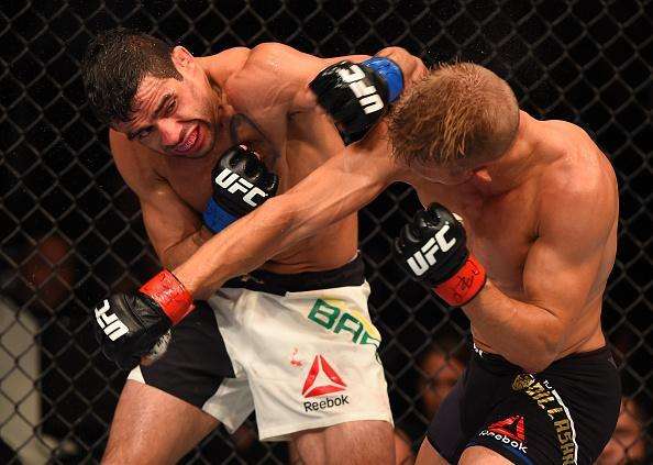 Confira fotos do massacre de TJ Dillashaw sobre Renan Baro no UFC em Chicago
