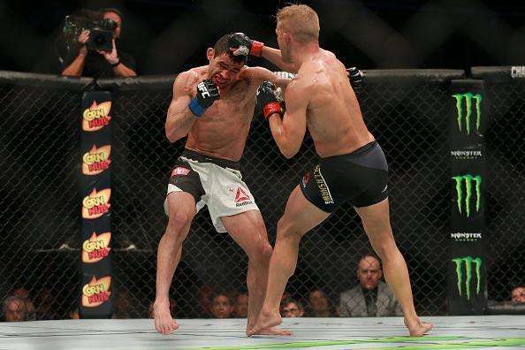 Confira fotos do massacre de TJ Dillashaw sobre Renan Baro no UFC em Chicago