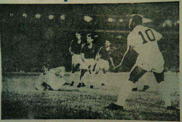 Pelé no duelo contra o Cruzeiro pela final da Taça Brasil de 1966. Time celeste venceu por 6 a 2