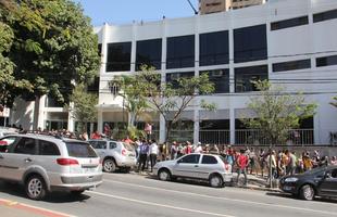 Atleticanos lotam a sede de Lourdes em busca de bilhete para partida desta quarta, no Mineiro