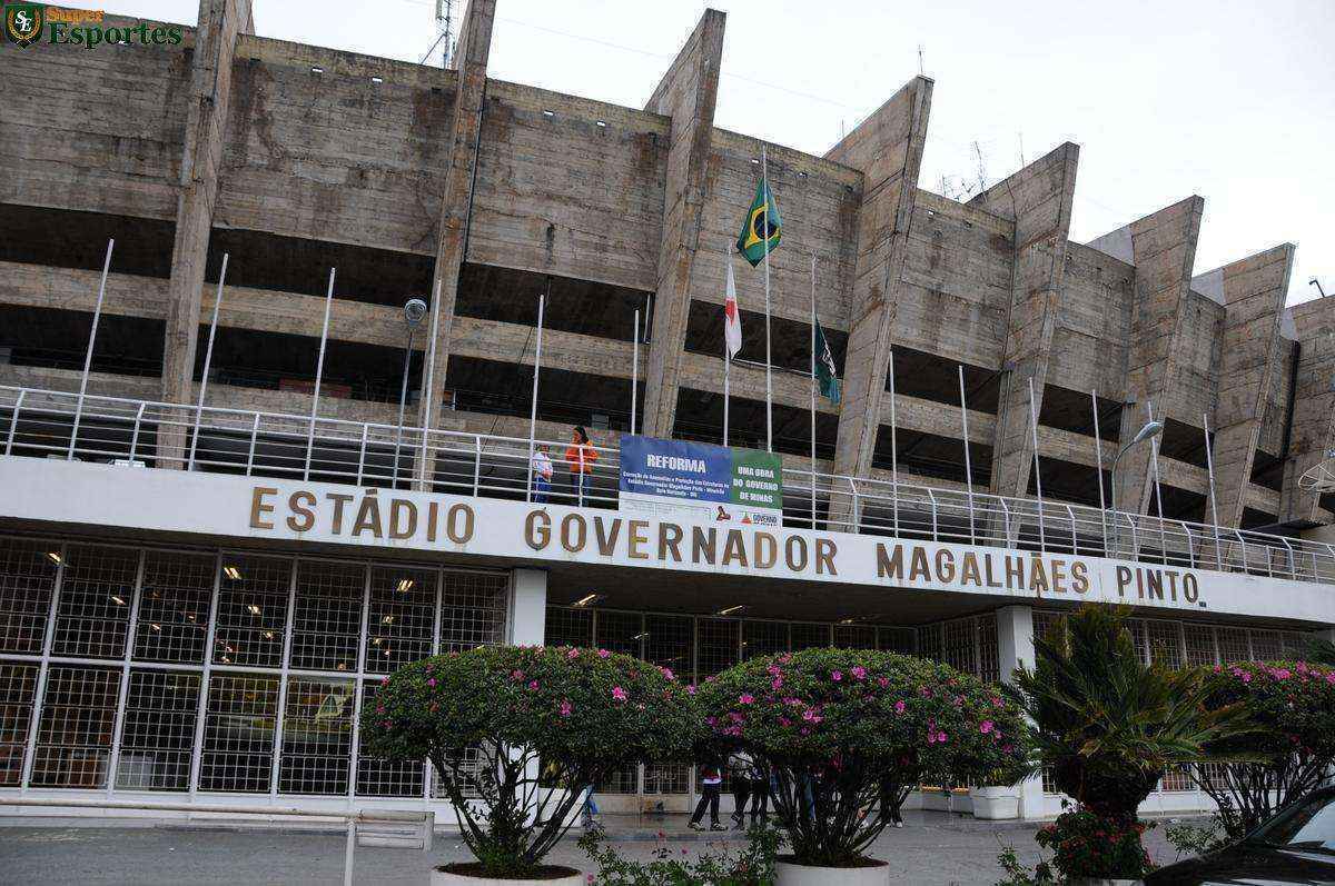 Fachada do velho Mineirão como o nome oficial do estádio: 'Governador Magalhães Pinto'