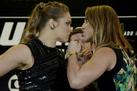 Ronda Rousey e Bethe Correia tm encarada tensa antes de disputa por cinturo. Veja imagens 