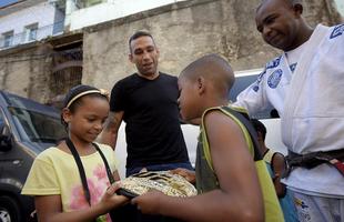 Campeo dos pesados, Thomas Almeida e octagon girls participam de ao do UFC com crianas no Morro da Providncia