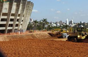 17/06/2011 - Demolio do antigo estacionamento na parte externa do Mineiro