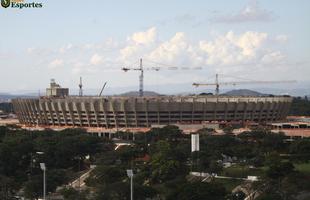 01/06/2012 - Panorama geral das obras de modernizao do Mineiro. Operrios trabalham intensamente na ampliao da cobertura e na montagem da esplanada, que abrigar novo estacionamento coberto.