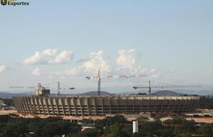 01/06/2012 - Panorama geral das obras de modernizao do Mineiro. Operrios trabalham intensamente na ampliao da cobertura e na montagem da esplanada, que abrigar novo estacionamento coberto.