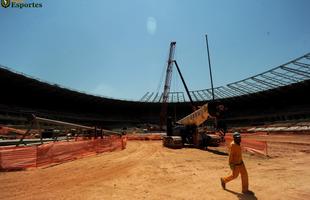 10/09/2012 - Instalao dos tubos que sustentaro as membranas da nova cobertura do Mineiro.