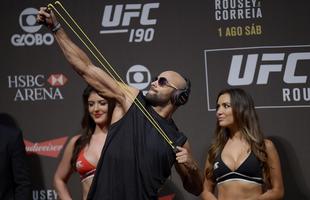 Imagens das encaradas na pesagem oficial do UFC 190 - Mineiro Warlley Alves e o inseparvel estilingue