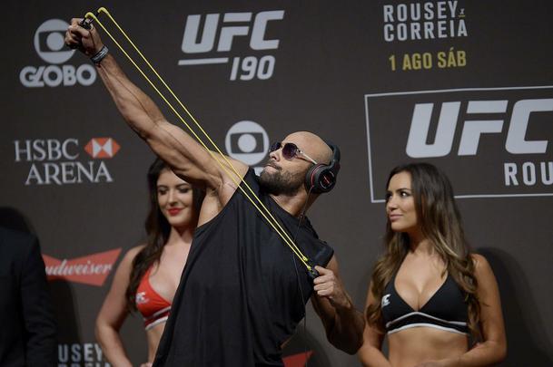 Imagens das encaradas na pesagem oficial do UFC 190 - Mineiro Warlley Alves e o inseparvel estilingue