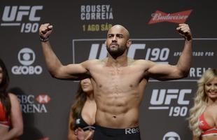 Imagens das encaradas na pesagem oficial do UFC 190 - Mineiro Warlley Alves bate peso e comemora