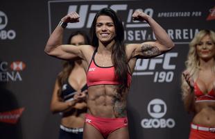 Imagens das encaradas na pesagem oficial do UFC 190 - Claudinha Gadelha vai  balana e bate peso