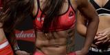 Imagens das encaradas na pesagem oficial do UFC 190 - Claudinha Gadelha antes de subir  balana