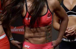 Imagens das encaradas na pesagem oficial do UFC 190 - Claudinha Gadelha antes de subir  balana