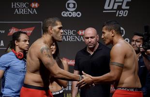 Imagens das encaradas na pesagem oficial do UFC 190 - Antnio Pezo x Soa Palelei se cumprimentam