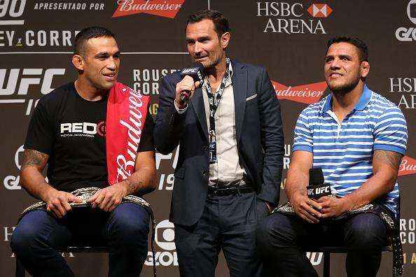 Campees Jos Aldo, Fabricio Werdum e Rafael dos Anjos participam de evento com fs antes da pesagem do UFC 190