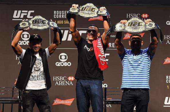 Campees Jos Aldo, Fabricio Werdum e Rafael dos Anjos participam de evento com fs antes da pesagem do UFC 190