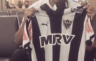 Ssia de Ronaldinho Gacho grava comercial na frica do Sul e usa camisa do Galo