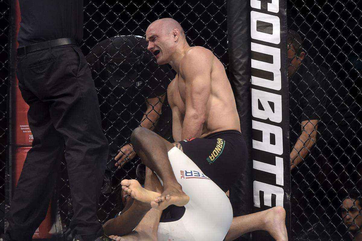 Vitor Miranda (luvas vermelhas) venceu Clint Hester por nocaute tcnico no segundo round