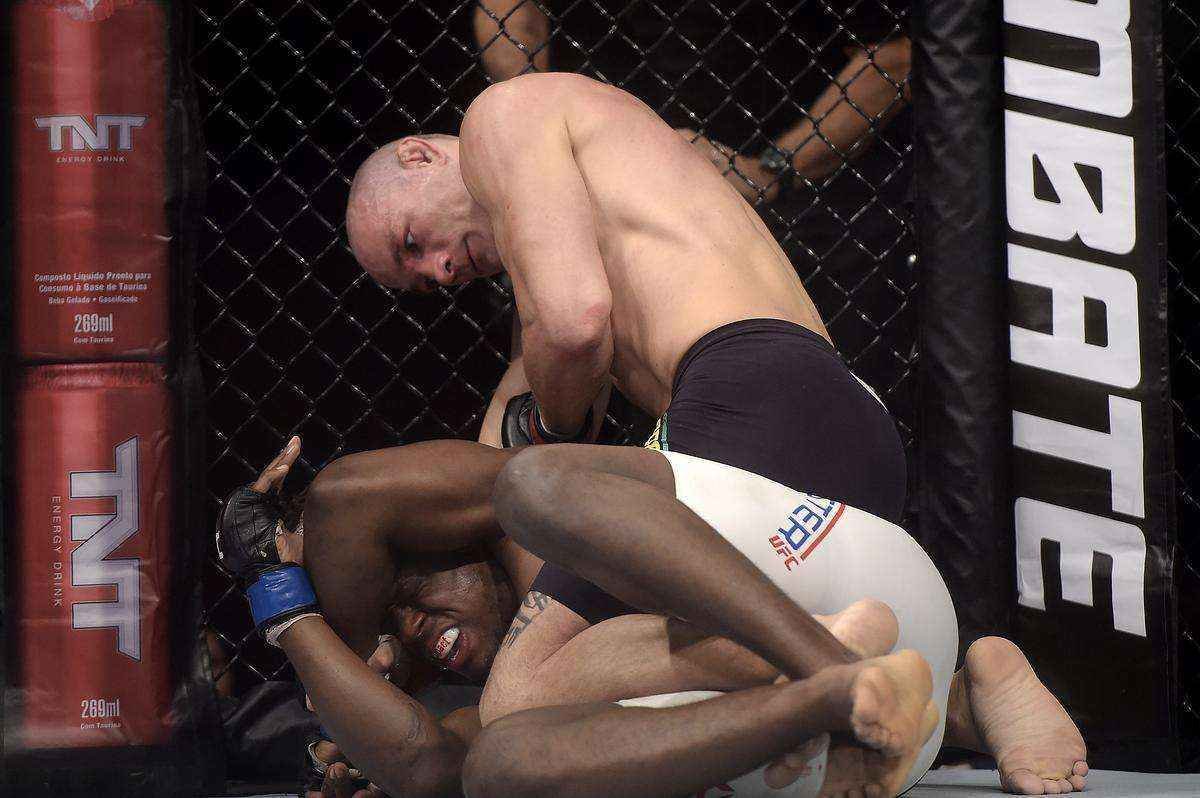 Vitor Miranda (luvas vermelhas) venceu Clint Hester por nocaute tcnico no segundo round