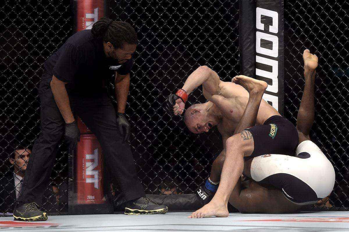 Vitor Miranda (luvas vermelhas) venceu Clint Hester por nocaute tcnico no segundo round