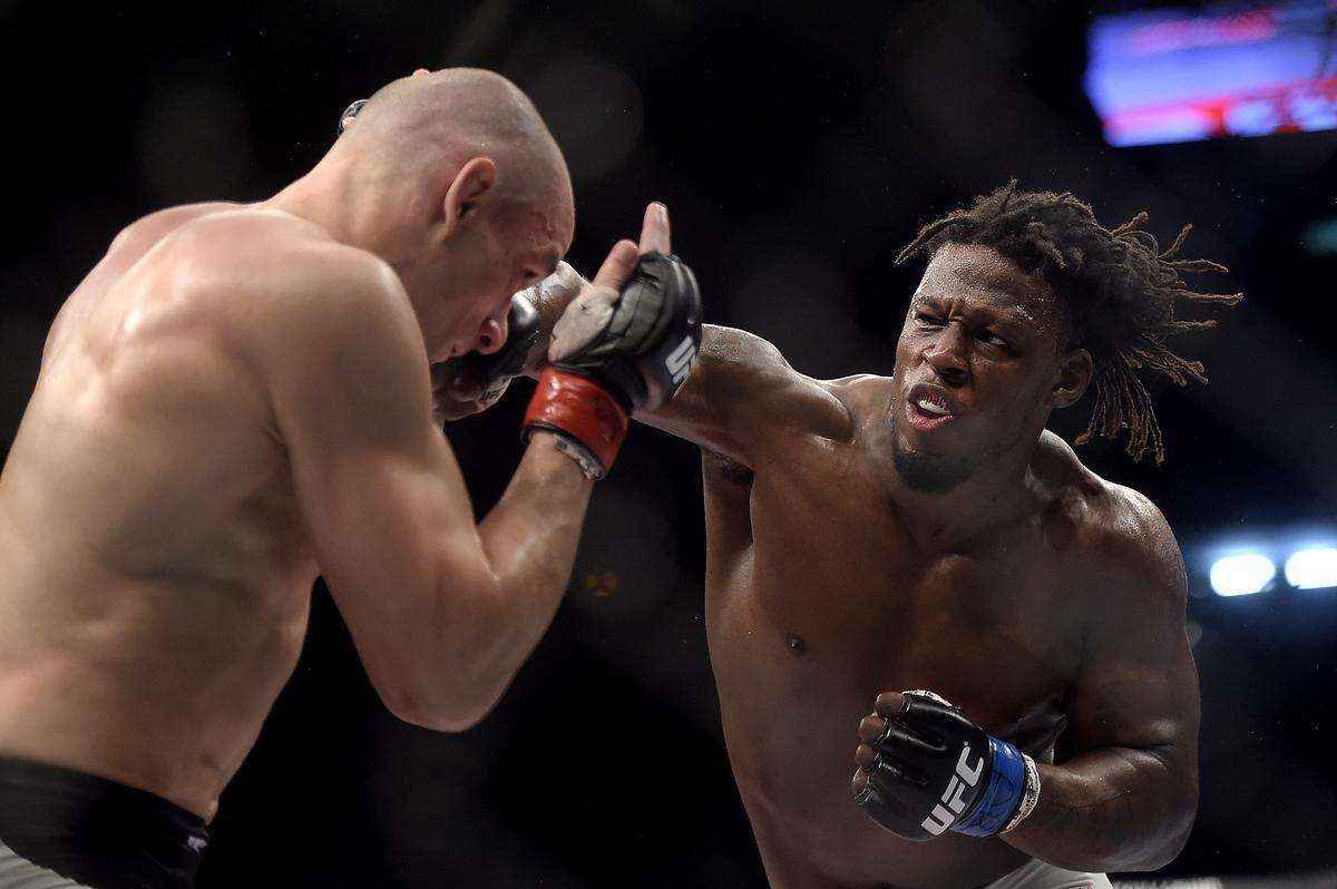 Vitor Miranda (luvas vermelhas) venceu Clint Hester por nocaute tcnico no segundo round