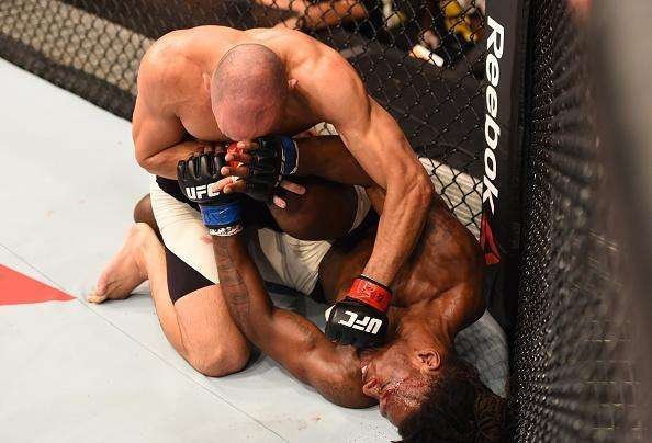 Vitor Miranda (luvas vermelhas) venceu Clint Hester por nocaute tcnico no segundo round