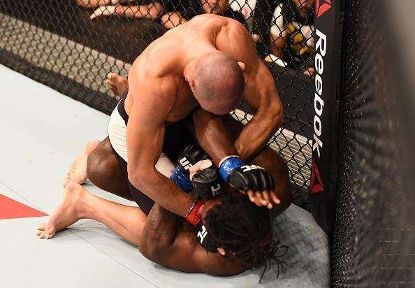 Vitor Miranda (luvas vermelhas) venceu Clint Hester por nocaute tcnico no segundo round