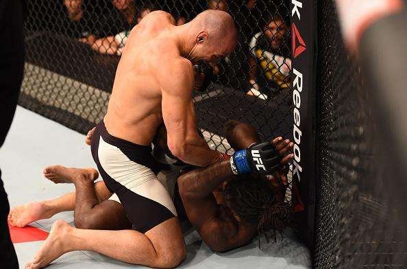 Vitor Miranda (luvas vermelhas) venceu Clint Hester por nocaute tcnico no segundo round