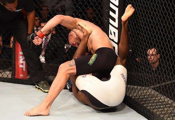 Vitor Miranda (luvas vermelhas) venceu Clint Hester por nocaute tcnico no segundo round
