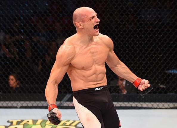 Vitor Miranda (luvas vermelhas) venceu Clint Hester por nocaute tcnico no segundo round