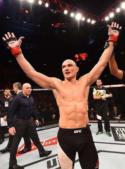 Vitor Miranda (luvas vermelhas) venceu Clint Hester por nocaute tcnico no segundo round