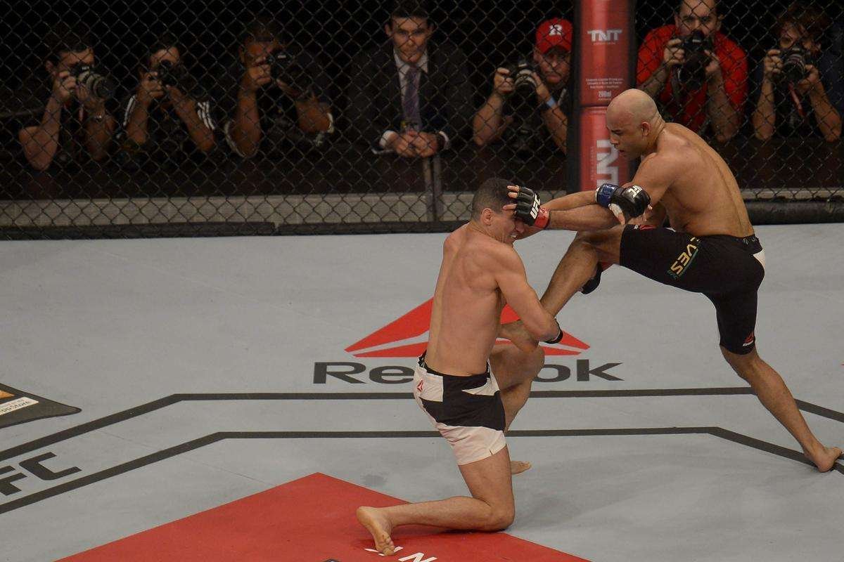 Warlley Alves (bermuda preta) venceu Nordine Taleb pro finalizao no segundo round