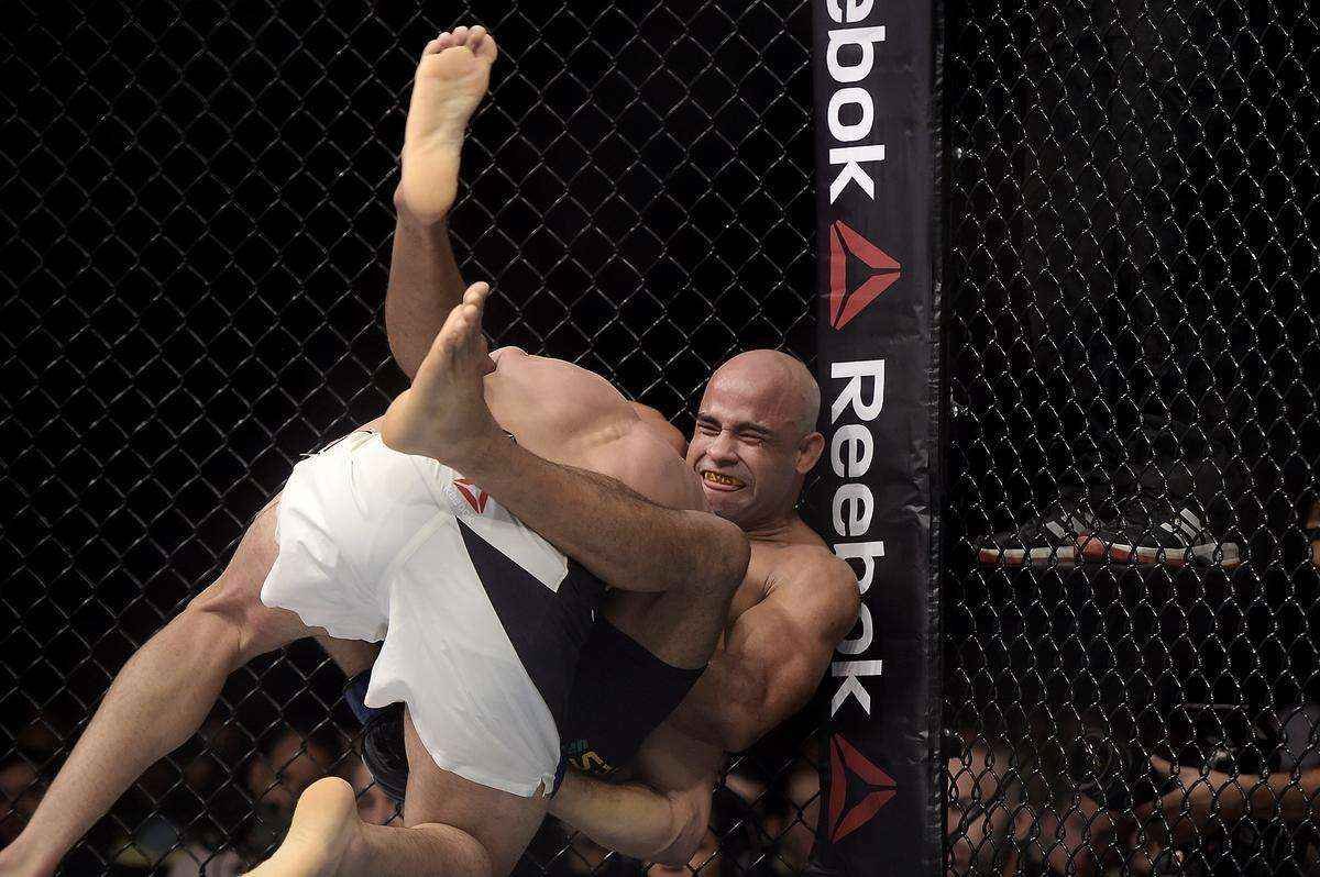 Warlley Alves (bermuda preta) venceu Nordine Taleb pro finalizao no segundo round