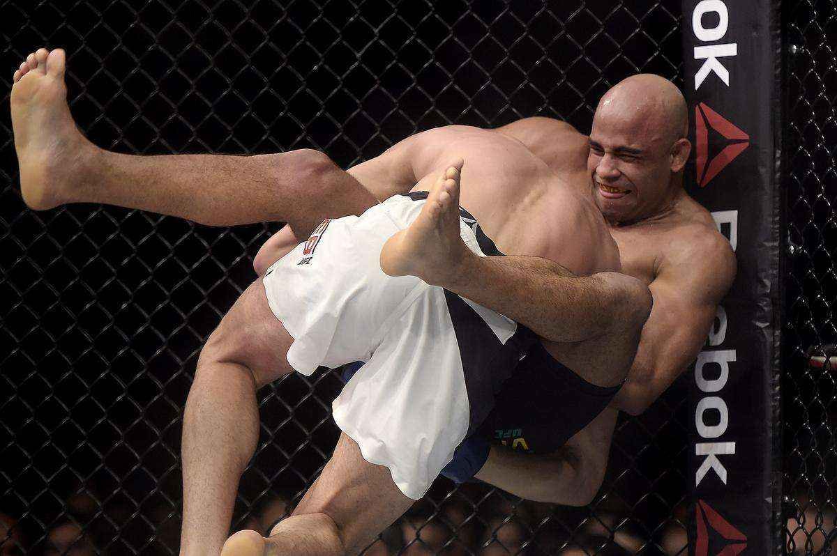 Warlley Alves (bermuda preta) venceu Nordine Taleb pro finalizao no segundo round